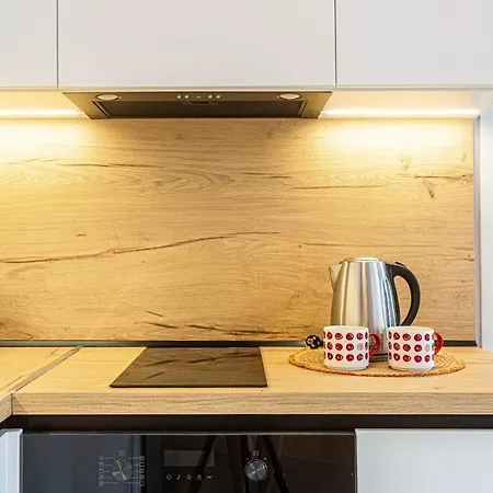 Apartment Ama's 2br Ap 6 Parking, Balcony & Kitchen