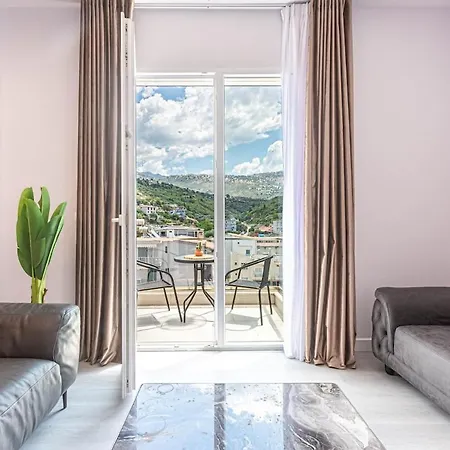 Ama's 2br Ap 6 Parking, Balcony & Kitchen Apartment