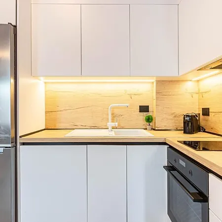 Apartment Ama's 2br Ap 6 Parking, Balcony & Kitchen *