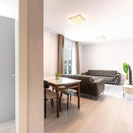 Apartment Ama's 2br Ap 6 Parking, Balcony & Kitchen