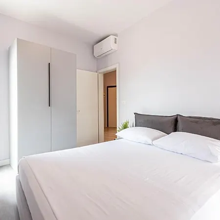Ama's 2br Ap 6 Parking, Balcony & Kitchen *